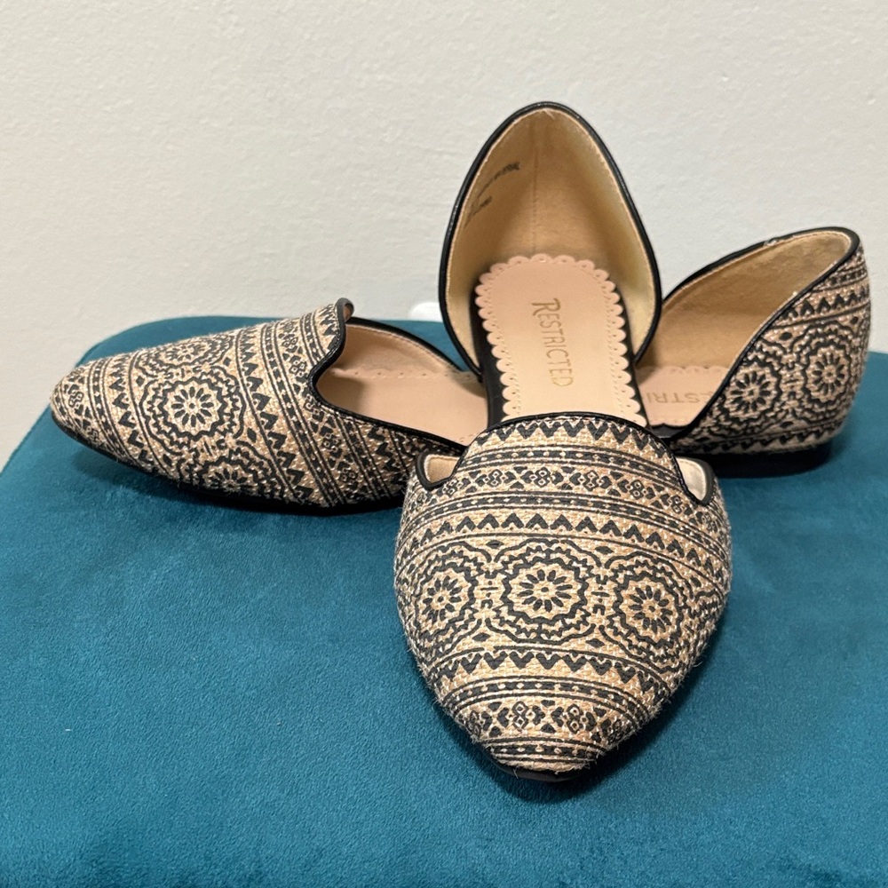 Restricted Women's Geometric Flats - Black and Tan